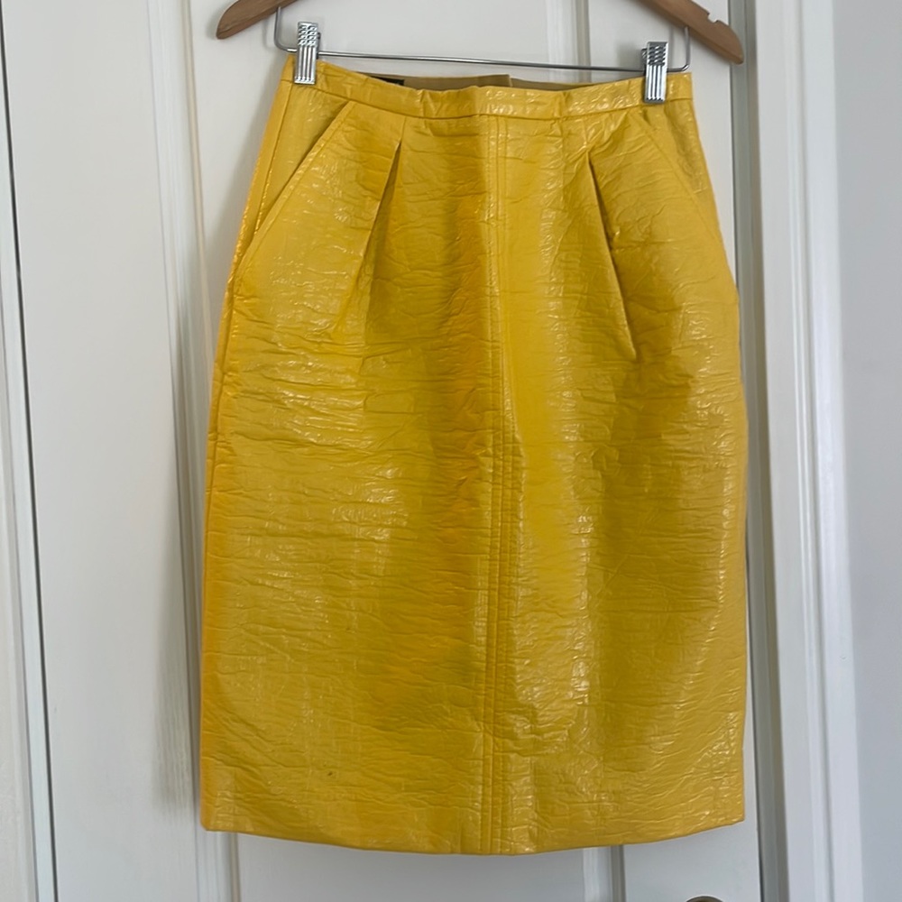 100% authentic Dolce & Gabanna Yellow Midi Skirt Size 44